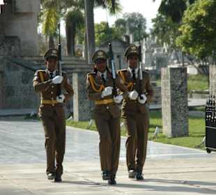 Wache am Mausoleum - Santiago de Cuba