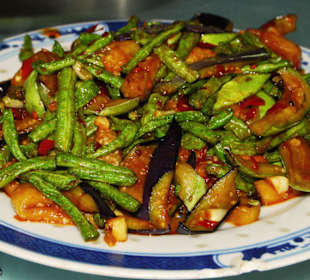 Auberginen mit Bohnen (Hotel Lao Qu Nong Jia Shan)