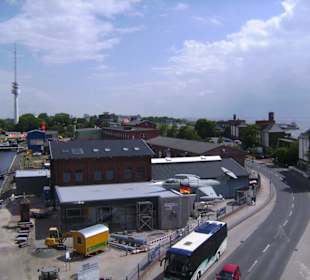 Flugzeug am Eingang,Torpedorohr auf Bushöhe