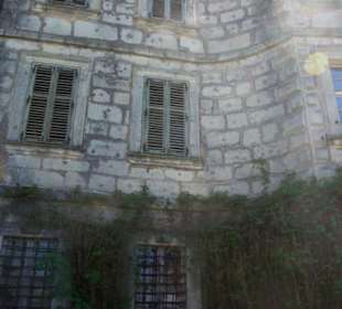 Am Hauptgebäude entlang