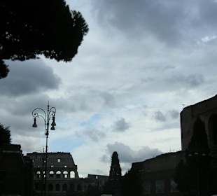 Via dei Fori imperiali e Colosseo