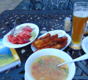 Gemüsesuppe, Tomatensalat und Kartoffelschnetze