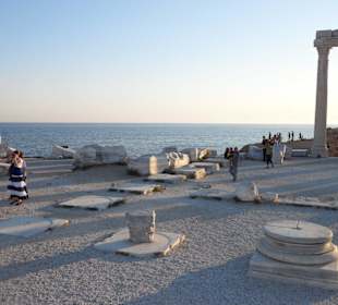 Die Säulen ruhen auf mächtigen Füßen