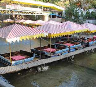 "Liegeplätze" auf dem Fluss