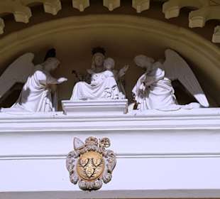 Über dem Eingangsportal