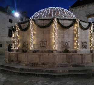 Brunnen in der Weihnachtszeit am Abend 