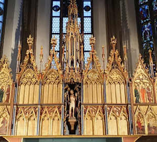 Der Hochaltar ausgeklappt 