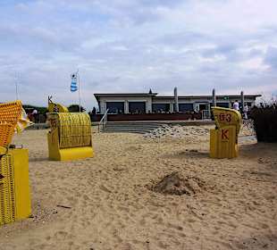 Strand mit Restaurant in der Nähe