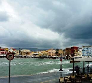 Chania im Sturm - Restaurants im Wasser