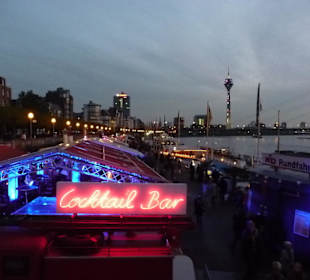 Rheinuferpromenade abends