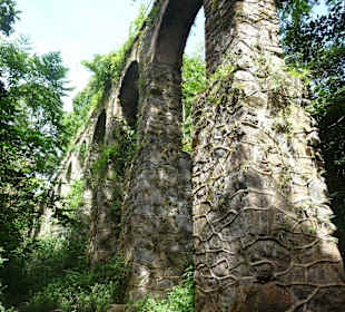 Aquädukt im Dschungel über dem Lazareto