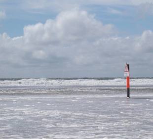 Am Strand bei Flut mit Wind