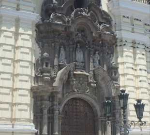 Die reich verzierte Eingangsfront des Gotteshauses