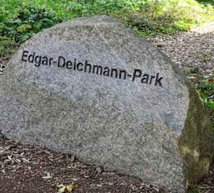 Findling am EIngang zum Edgar-Deichmann-Park