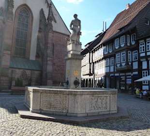 Der Till Eulenspiegelbrunnen auf dem Marktplatz