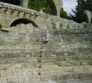 Brunnen und Steinstufen