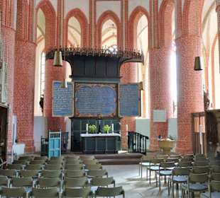 Der Hauptaltar der Ludgerikirche