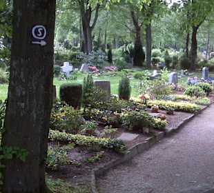 Friedhof mit Wanderzeichen