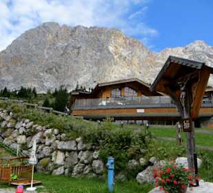 Ehrwalder Alm mit Zugspitzmassiv