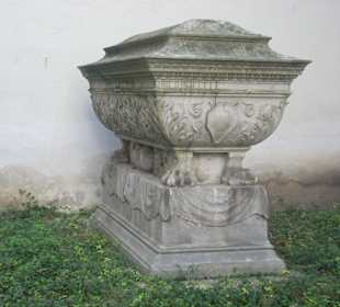 Sepolcro davanti alla sinagoga