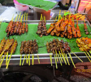 Leckere Spieße in Noui's Garküche am Nachtmarkt