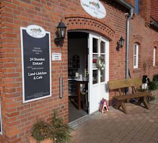 Eingang zum Laden und Café