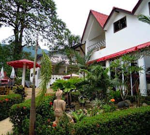 Schöner Garten vor dem Restaurant