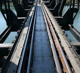 Fußgängerweg auf der Brücke