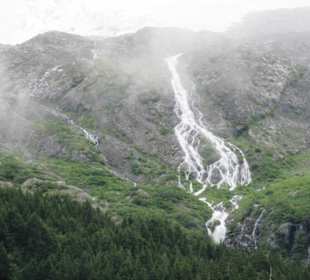 Viele Wasserfälle an der Strecke