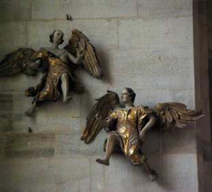 Engelsfiguren an den Wände