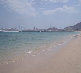 Strand mit dem Blick auf den Hafen
