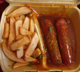 Currywurst mit Pommes