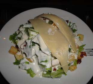 Caesar's Salad mit Parmesanscheiben