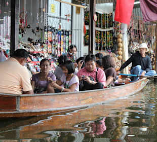 Touristen im Paddelboot