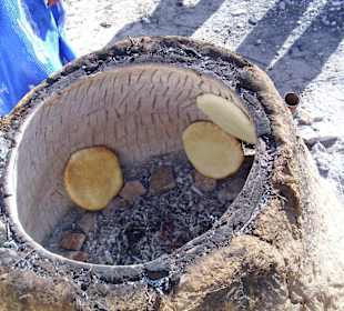 Brotbacken im Berberdorf
