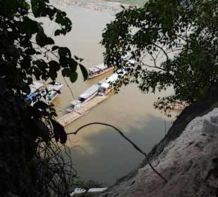 Aussicht von der Budda Höhle nach unten zum boot