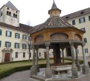 Blick auf Kloster Neustift mit Stiftskirche 