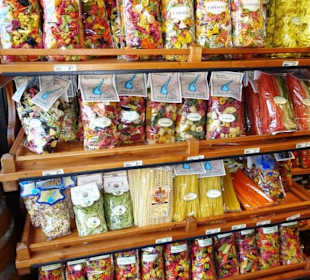 Rundgang durch den Feinkostladen El Botegher