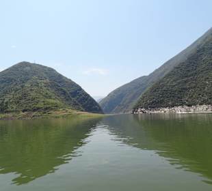 Auf dem Boots-Ausflug auf dem Daning Fluss