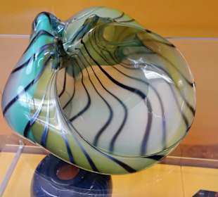 Exponate des Museums für Modernes Glas