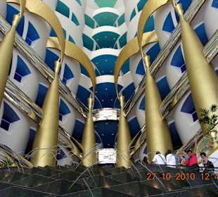 Eingangshalle mit Wasserspielen