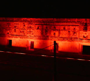 Anblick der beleuchteten Ruinen von Uxmal
