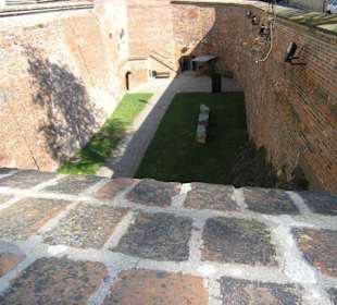 Im Hintergrund ist der Eingang zum Museum zu sehen