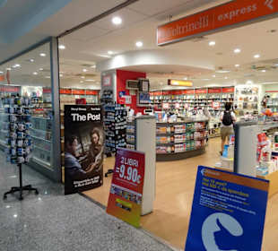 Geschäfte im Terminal des Flughafens von Olbia