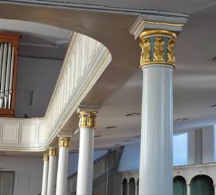 Tragende Säulen der Empore