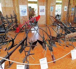 Eine Reihe von Häufelpflügen