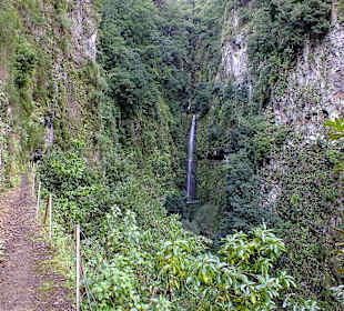 Hinter dem 2. Tunnel, im Talkessel der Wasserfall