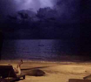 Abends mit Gewitter überm Meer