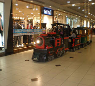 Lokomotive, die Kinder spazieren fährt