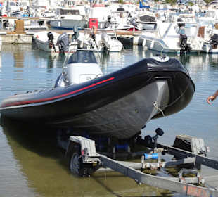 Auf der Slip-Anlage des Hafens von Alghero